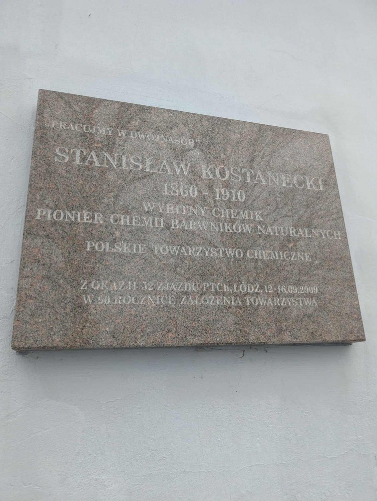 Pamiatkowa tablica na ścianie kaplicy Rodziny Kostaneckich 