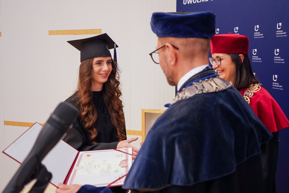 Absolwentka odbierająca dyplom