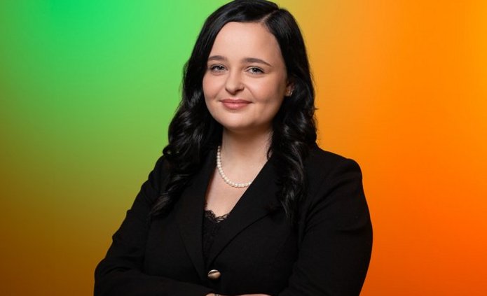 Julia Nowocień - młoda kobieta w czarnym stroju