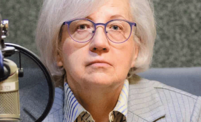 kobieta w radiowym mikrofonem