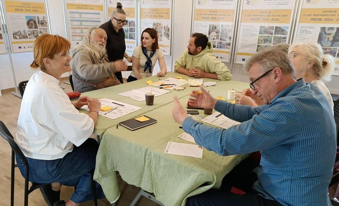 ludzie pracujący przy stole