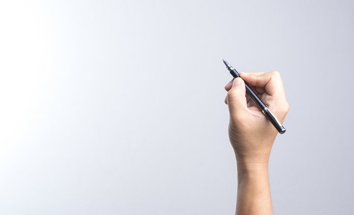 Ręka trzymająca długopis.