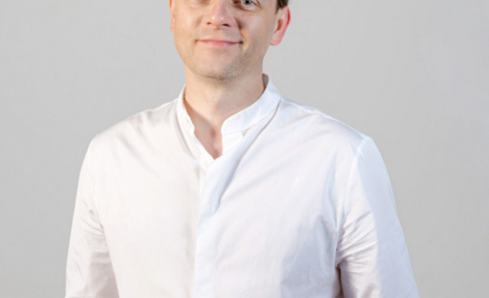 mężczyzna w jasnej koszuli n jasnym tle