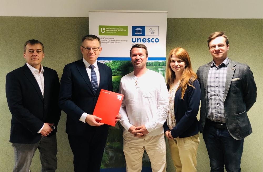 Porozumienie z firmą Hydroidea i przedstawicielami Rady Biznesu Wydziału Biologii i Ochrony Środowiska #UniLodz (od lewej: dr hab. Tomasz Jurczak, prof. UŁ – Kierownik Katedry UNESCO Ekohydrologii i Ekologii Stosowanej, prof. Andrzej Kruk – Dziekan Wwydziału, Rdosław Bloch - Prezes Zarządu Hydroidea, oraz Anna Zawitkowska i Maciej Hawrylycz – oboje z Hydroidea)