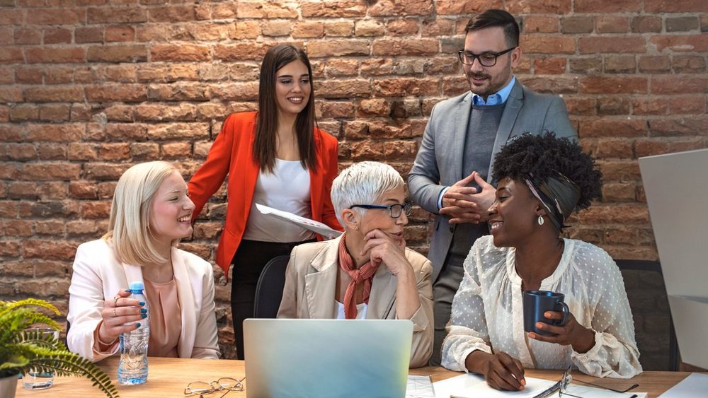 Zdjęcie akademików dyskutujących przy stole