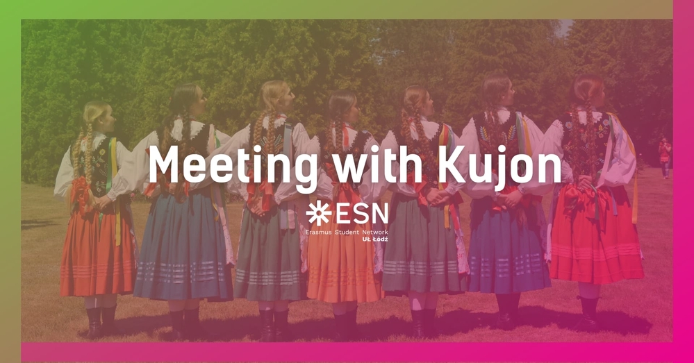 grafika przedstawia napis "meeting with kujon" oraz logo organizacji ESN UŁ, w tle znajduje się zdjęcie tancerek w strojach rzeszowskich stojących w rzędzie tyłem do kamery 