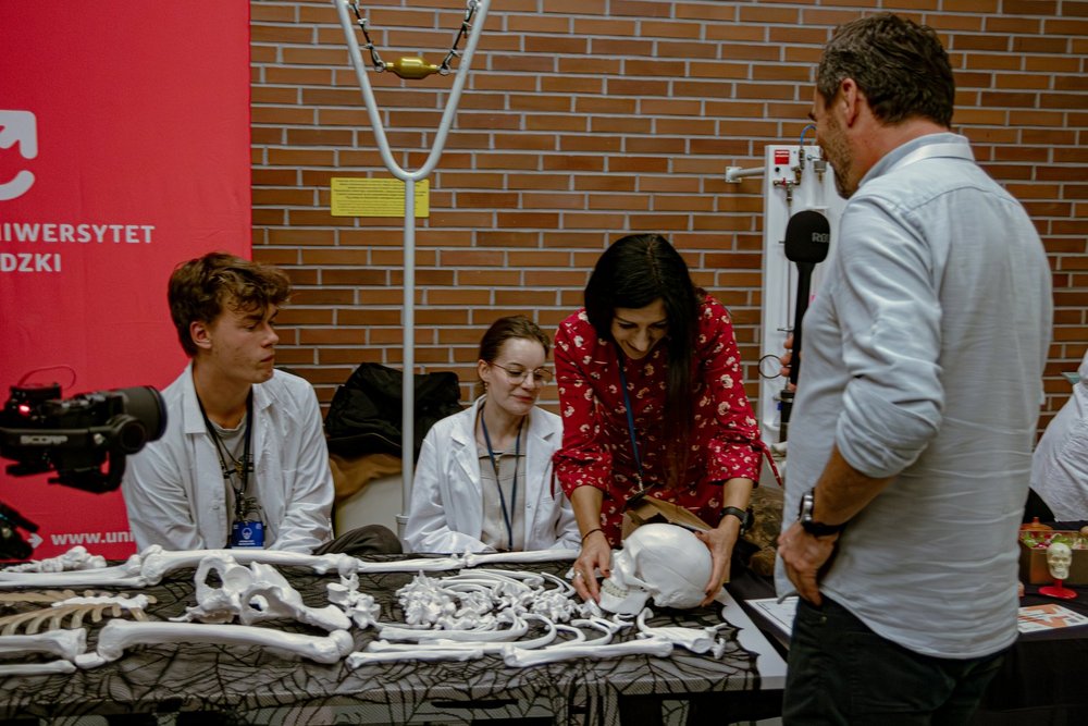 Dr Borowska i studenci przy leżącym modelu szkieletu