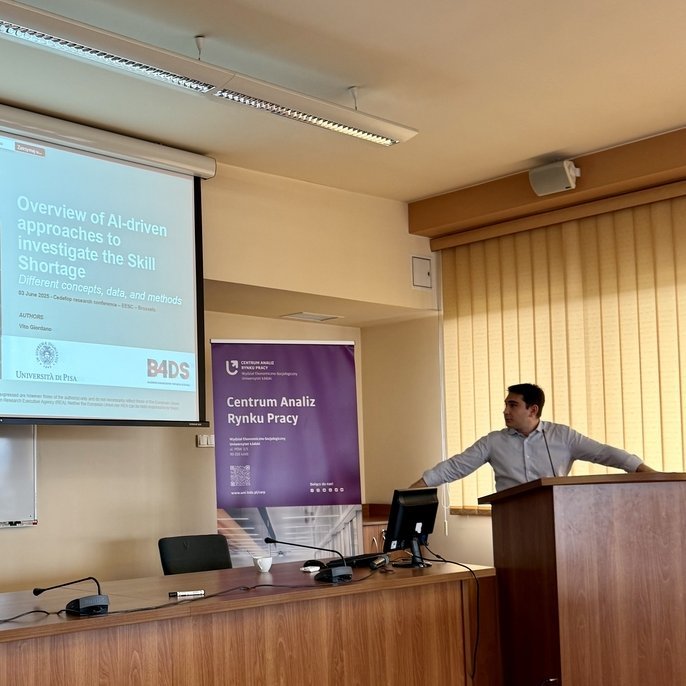 mężczyzna patrzący na ekran 