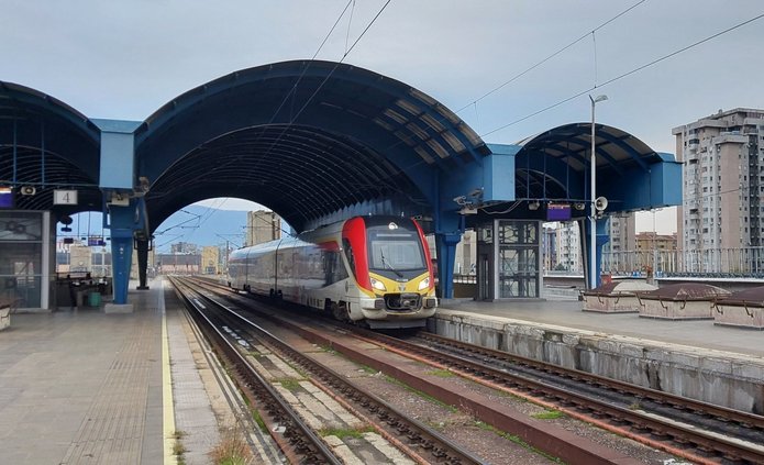 Pociąg wyjeżdżający z tunelu