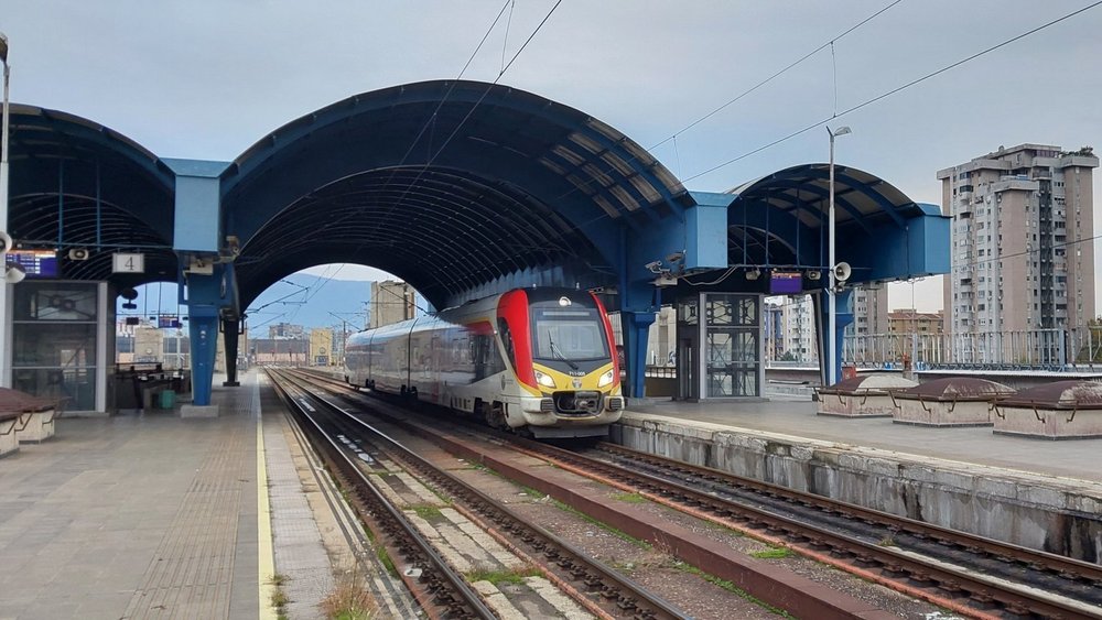 Pociąg wyjeżdżający z tunelu