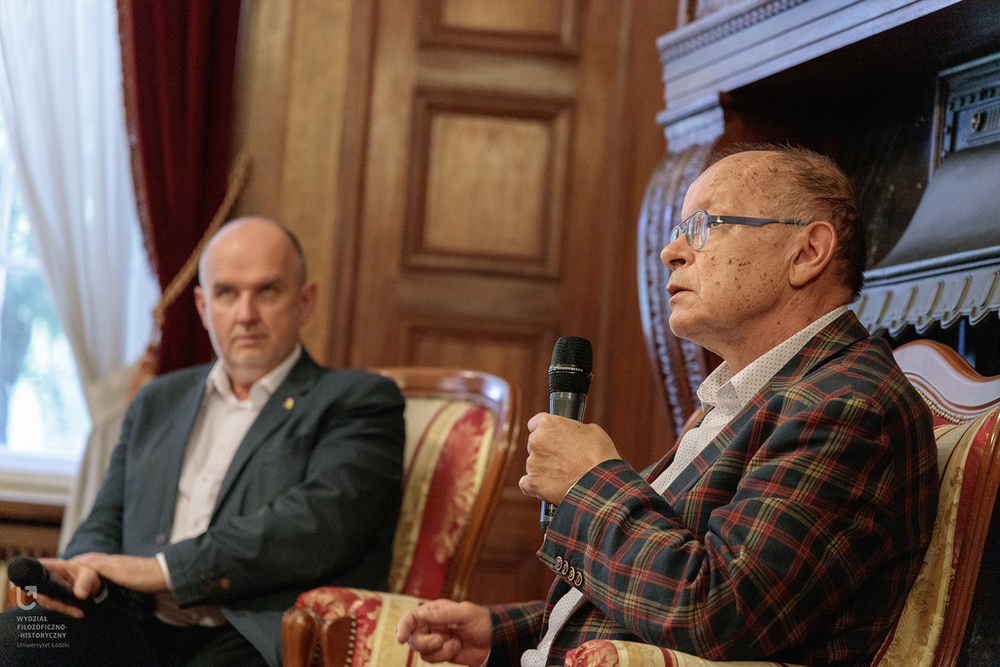 Zdjęcie osoby mówiącej do mikrofonu