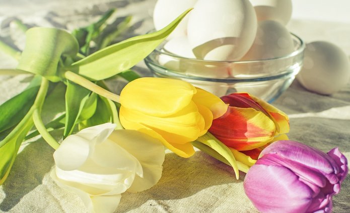 Kolorowe tulipany na stole wielkanocnym