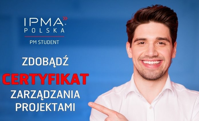 Uśmiechnięty mężczyzna wskazuje napis: IPMA Polska Zdobądź certyfikat zarządzania projektami