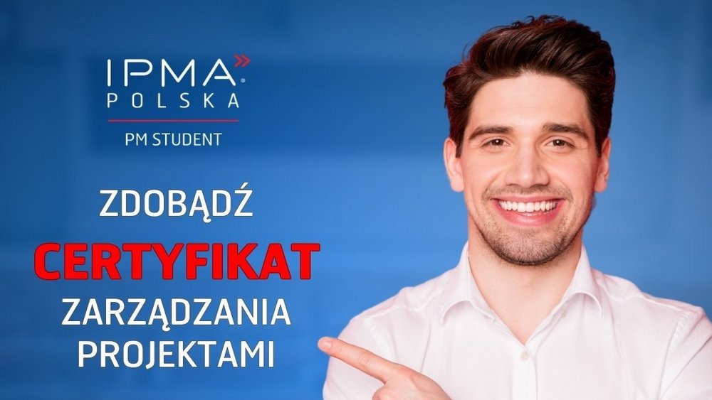 Uśmiechnięty mężczyzna wskazuje napis: IPMA Polska Zdobądź certyfikat zarządzania projektami