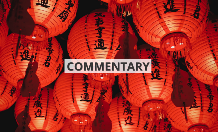 Wiele czerwonych latarni we wschodnioazjatyckim stylu z napisem ‘commentary’