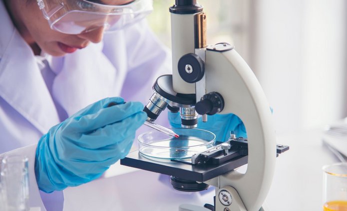 Naukowczyni przeprowadzająca badania