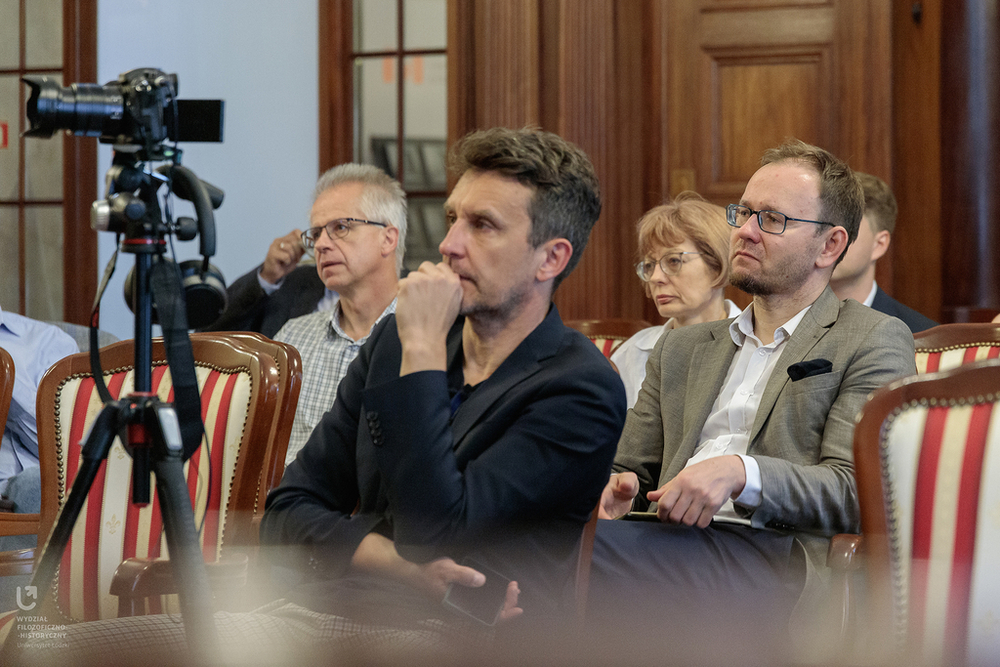 Zdjęcie osoby siedzącej na krześle obsługującej aparat fotograficzny