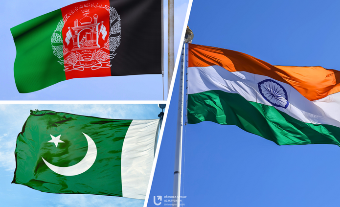 W lewym górnym rogu flaga Afganistanu, w lewym dolnym rogu flaga Pakistanu, a po prawej stronie flaga Indii