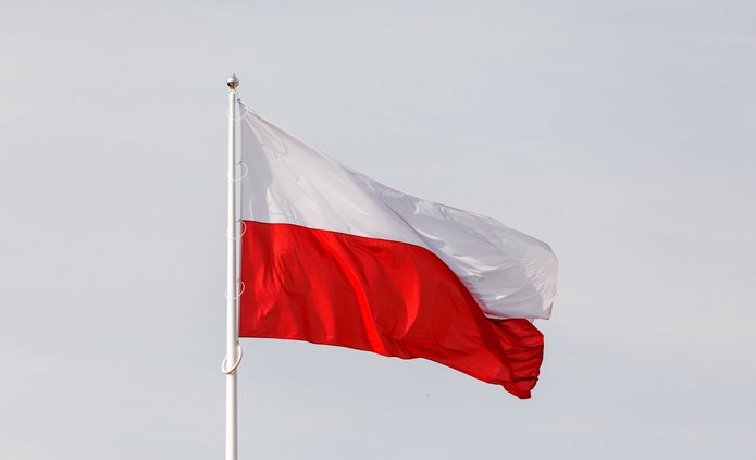 powiewająca polska flaga