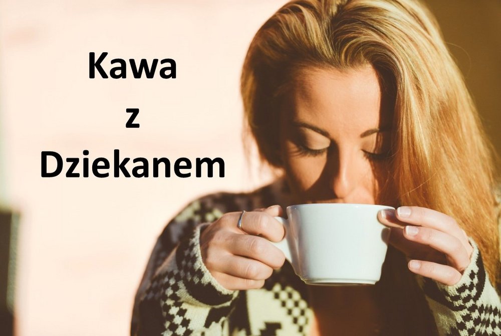 na beżowym tle napis "Kawa z Dziekanem". Na zdjęciu widać dziewczynę w długich prostych blond włosach trzymającą w obu rękach biała filiżankę