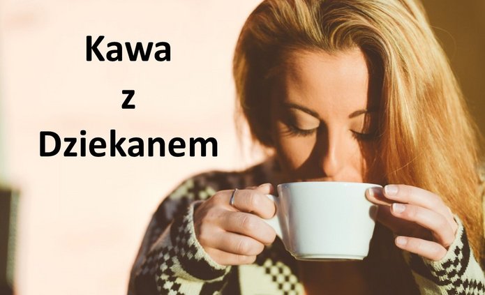 na beżowym tle napis "Kawa z Dziekanem". Na zdjęciu widać dziewczynę w długich prostych blond włosach trzymającą w obu rękach biała filiżankę