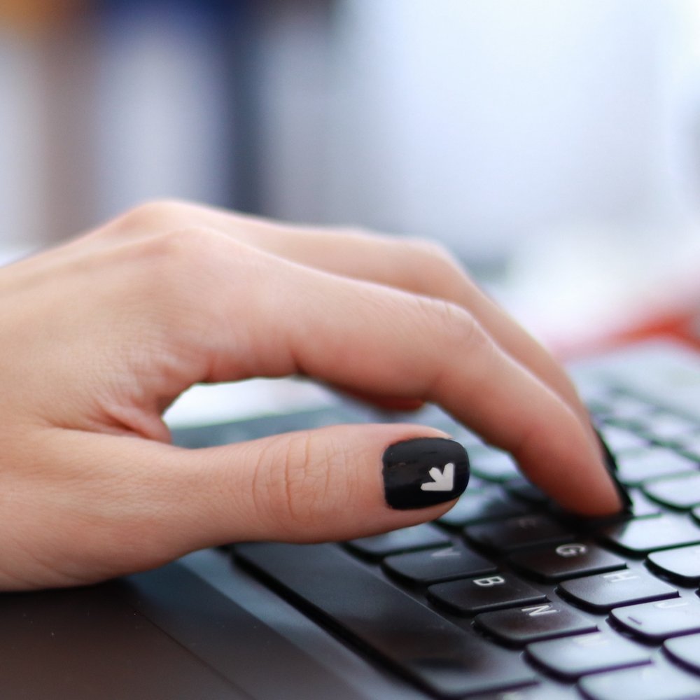 dłoń na klawiaturze