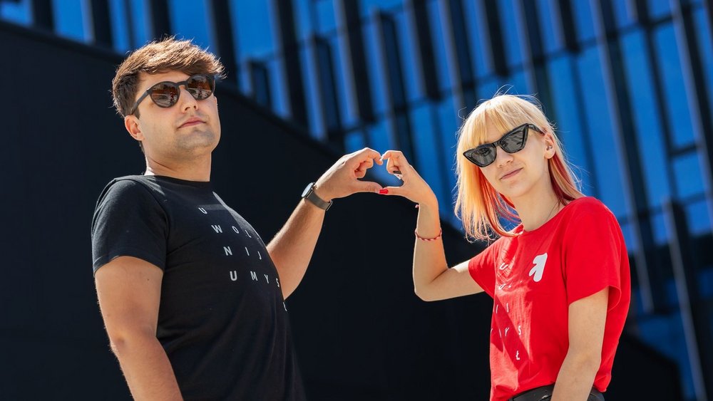 Ambasadorka i Ambasador #Unilodz tworzący ze swoich dłoni serce