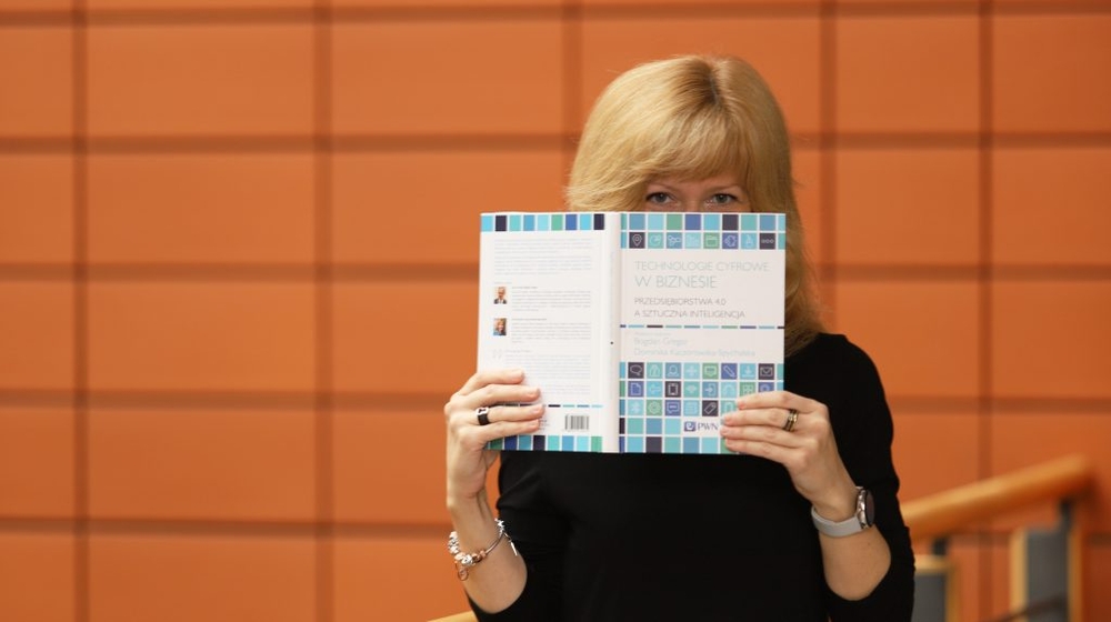 dr Dominika Kaczorowska-Spychalska z książką „Technologie cyfrowe w biznesie. Przedsiębiorstwa 4.0 a sztuczna inteligencja”