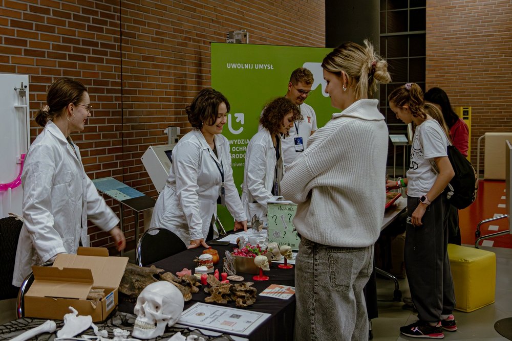 Członkowie koła przy stoisku