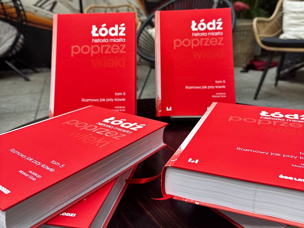 Egzemplarze tomu 5. monografii „Łódź poprzez wieki. Historia miasta” 