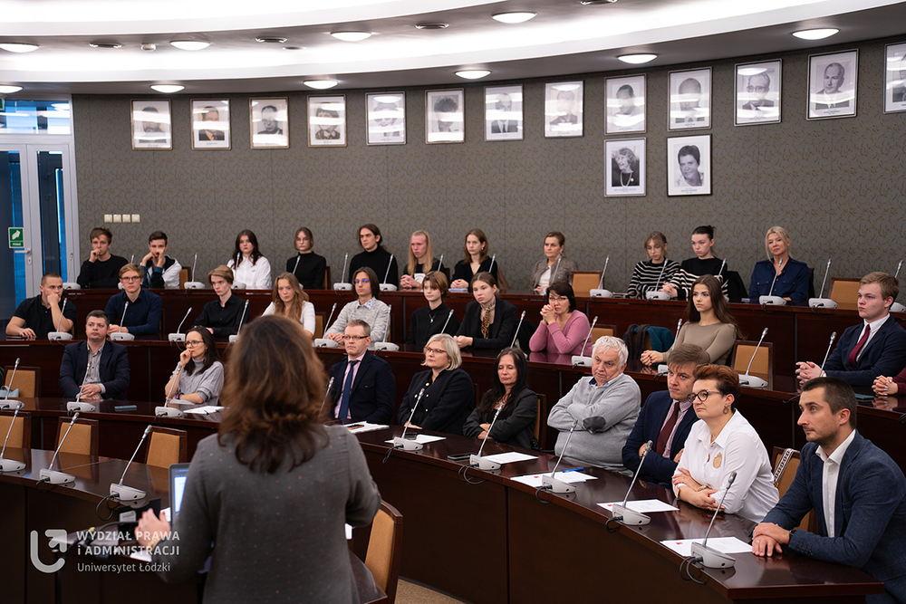 Mentorzy i uczniowie Sali Rady Wydziału WPiA UŁ.