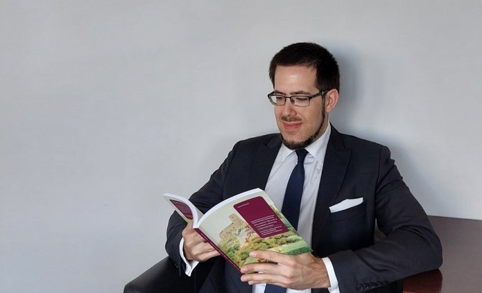 Mężczyzna czytający książkę