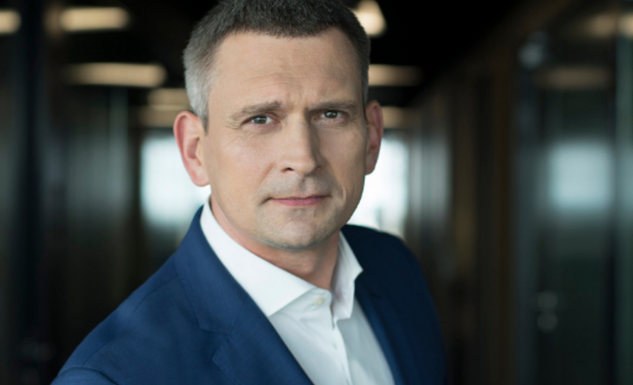 mężczyzna w garniturze na ciemnym tle