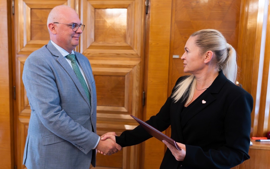 Dr hab. Robert Zakrzewski, prof. UŁ, i szefowa MEN Barbara Nowacka