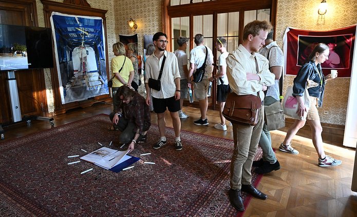 Zwiedzanie wystawy Fotofestiwalu w Pałacu Biedermanna