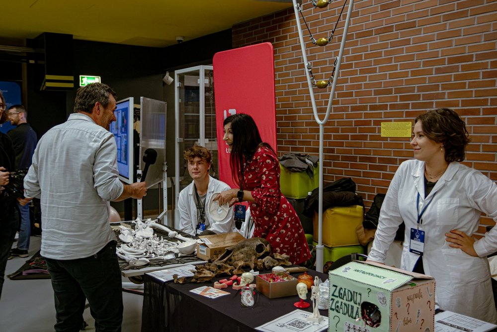 Widok na stoisko z kośćmi i stojące przy nim osoby