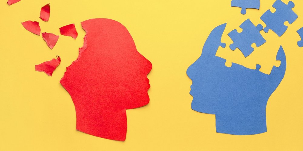 Grafika przedstawia dwie głowy z mózgiem w formie puzzle
