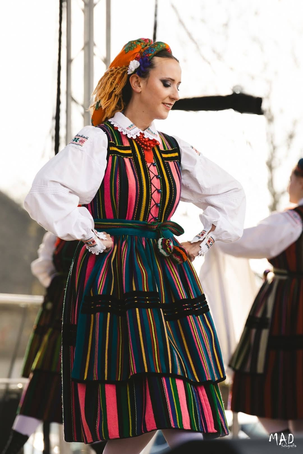 tancerka na scenie w stroju opoczyńskim