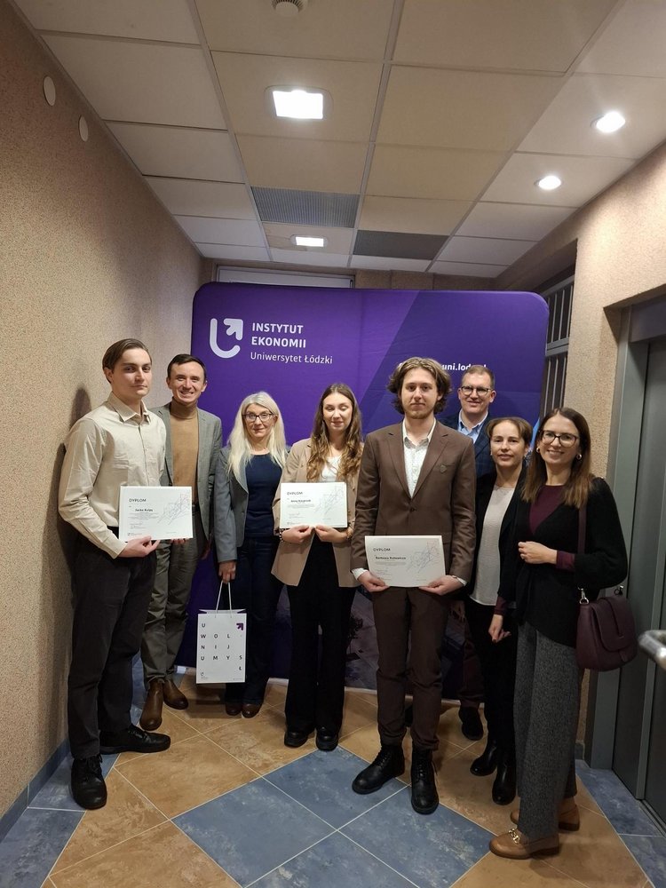 Laureaci i ich promotorzy oraz Kapituła konkursu i dyrekcji Instytutu ekonomii 