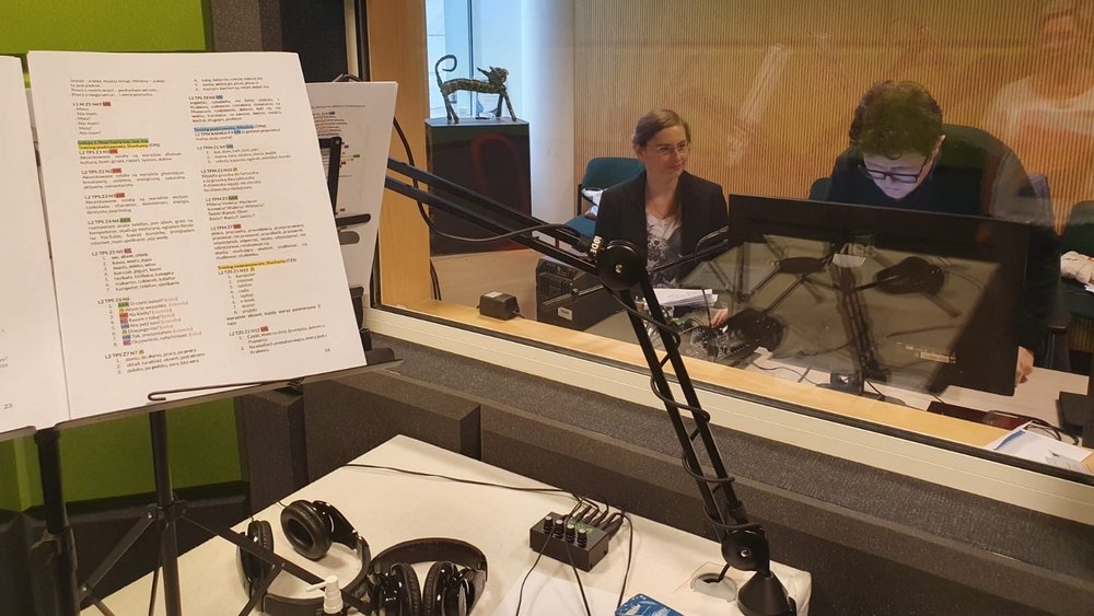 kadr z nagrania w studiu radiowym