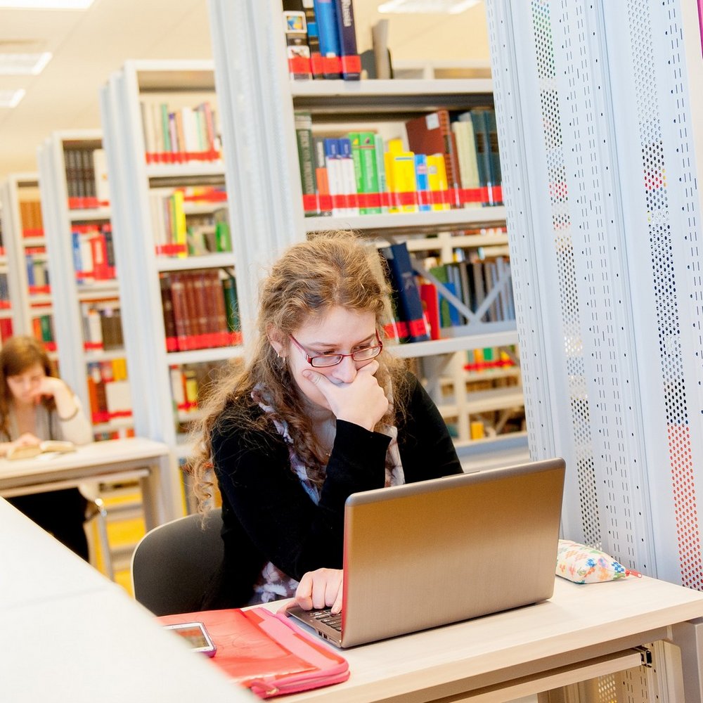 studentka przy komputerze