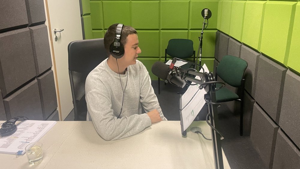 kadr z nagrania w studiu radiowym