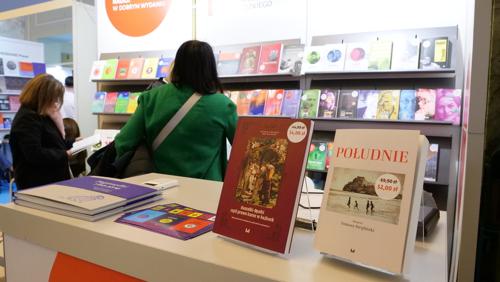 Książki ułożone na ladzie 