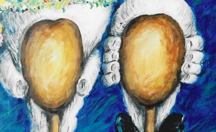 damska i męska rokokowa peruka na drewnianych stojakach