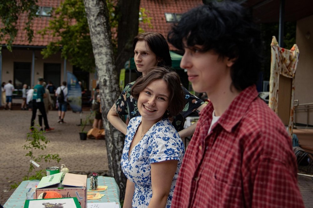 Członkowie koła przy stoisku