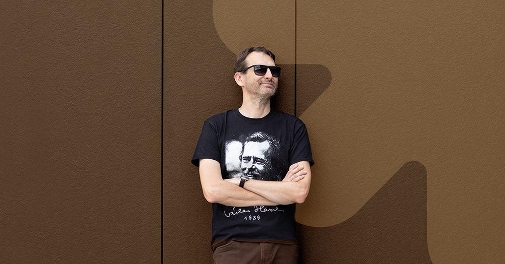 portret rektora matery w okularach przeciwsłonecznych