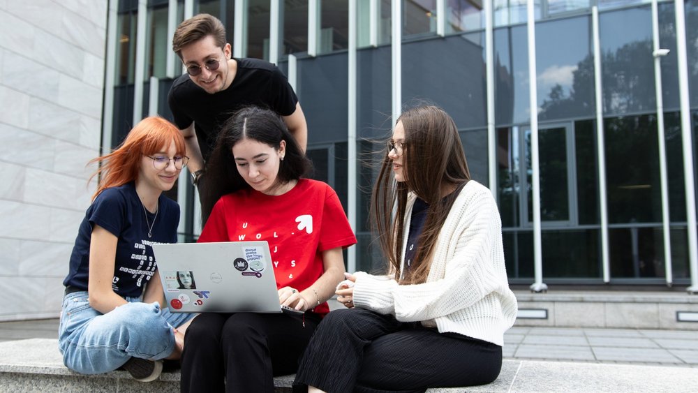 studenci przed budynkiem