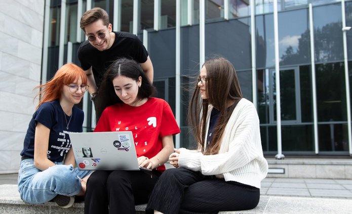 studenci przed budynkiem