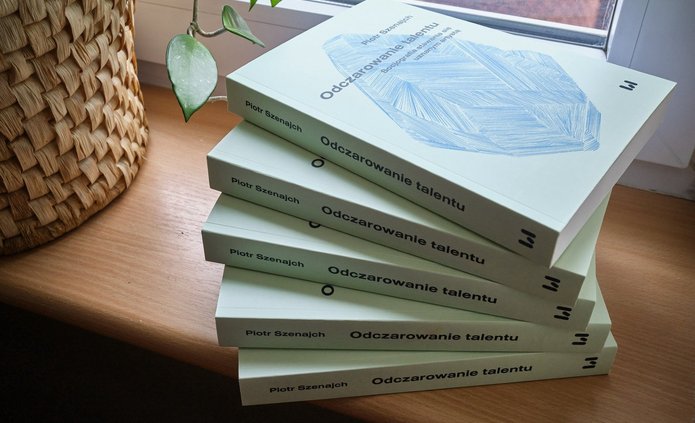 kilka książek autora leżących na parapecie