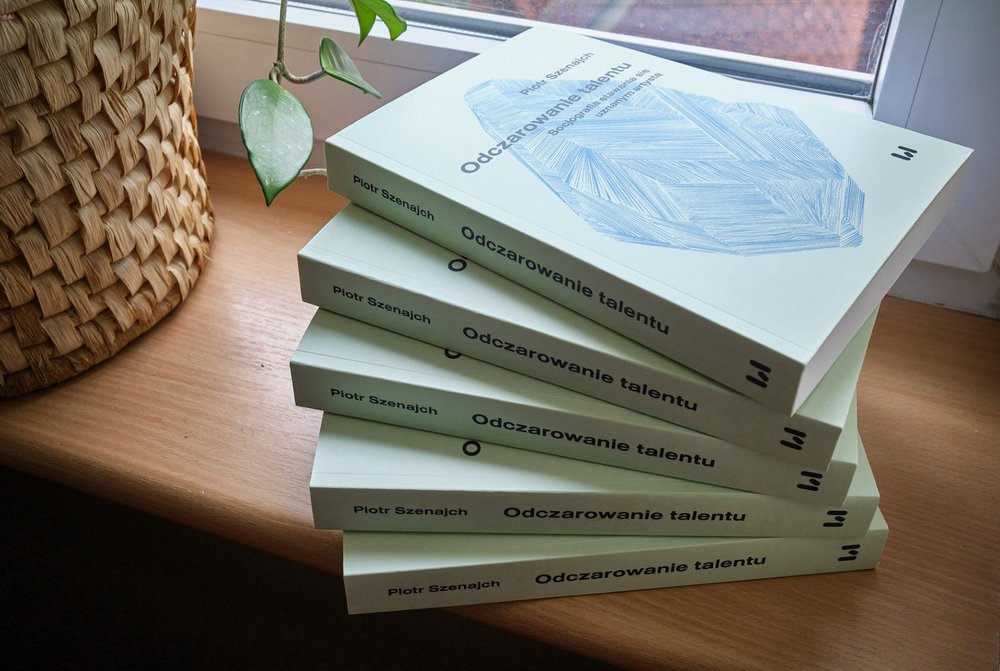 kilka książek autora leżących na parapecie